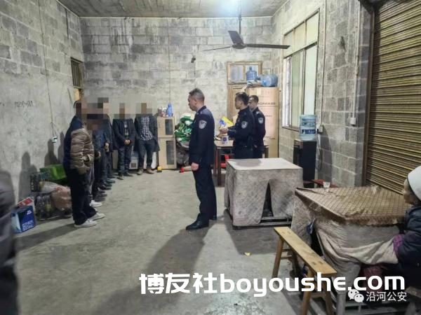 8名涉赌人员当场被抓，沿河警方成功捣毁“打老牌”赌博窝点