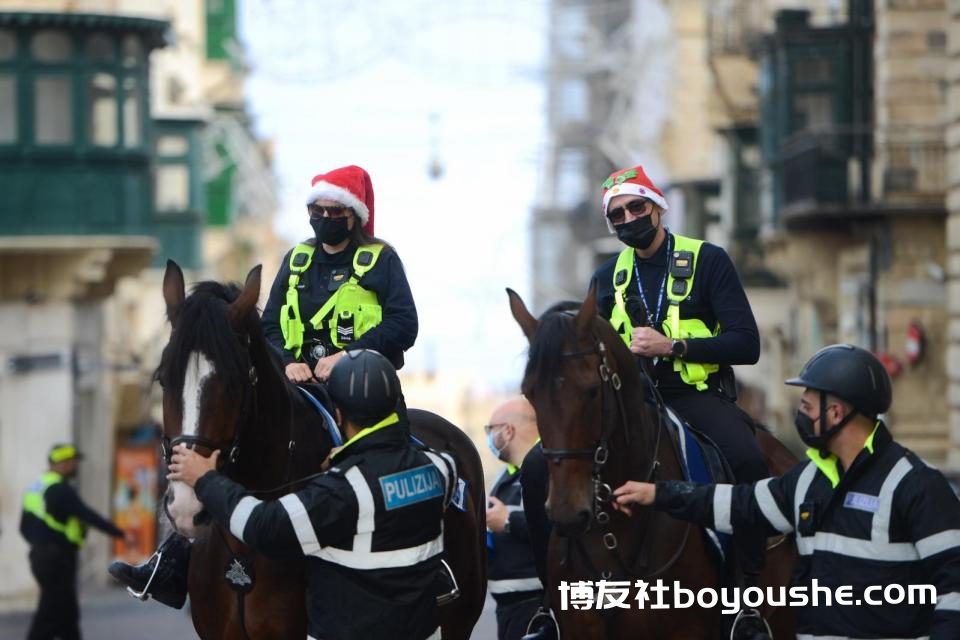 骑警在瓦莱塔巡逻时戴着圣诞老人的帽子。 照片：乔纳森·博格